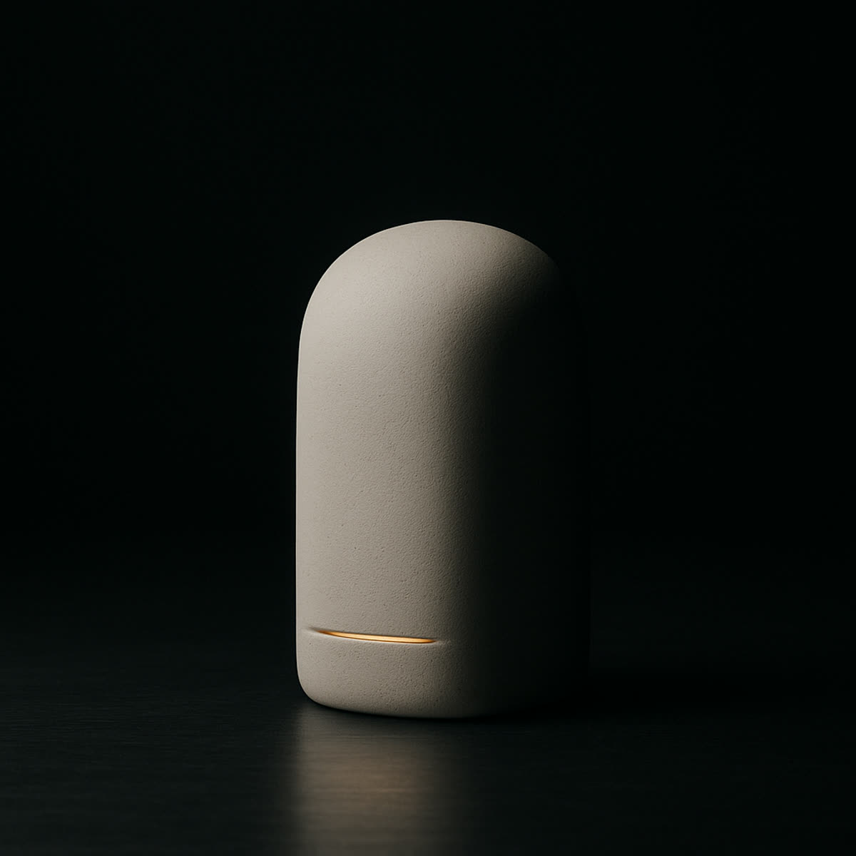 Monolithe de céramique mate isolé dans le noir, fente ambre à sa base